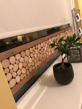 Raamscherm met houten boomstamschijfjes en houten omlijsting